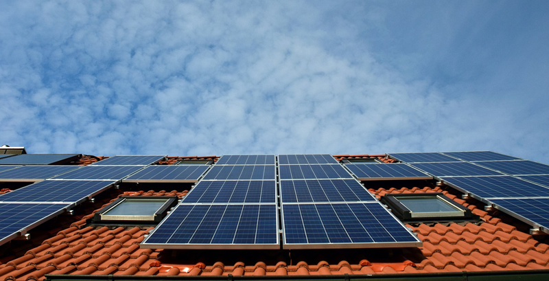 Foto de paneles solares extraída de banco de imágenes.