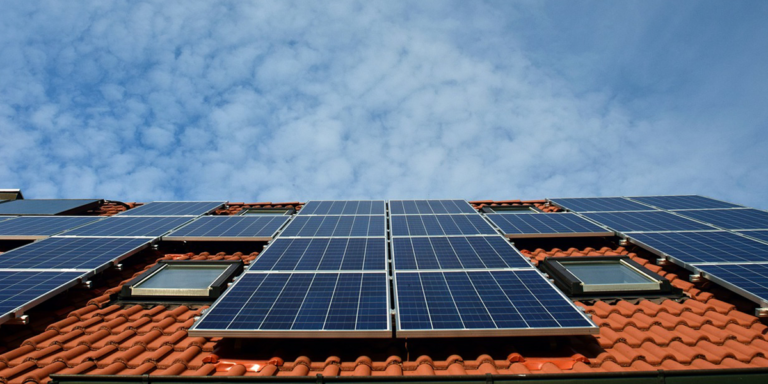 Foto de paneles solares extraída de banco de imágenes.