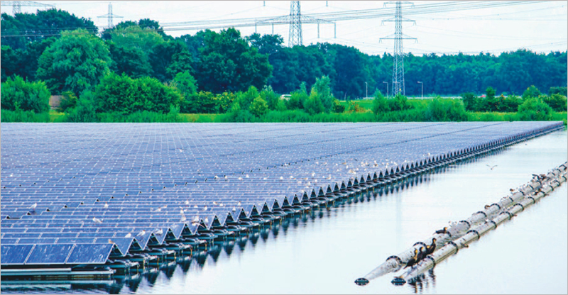 Paneles solares flotantes en el lago artificial Sekdoornse Plas, Zwolle, Países Bajos.