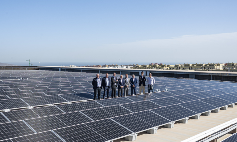 Representantes institucionales de Gran Canaria inauguran la nueva instalación fotovoltaica del Gran Canaria Arena.