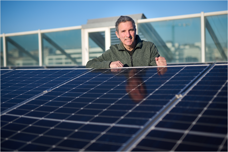 Investigador de la Universidad de Navarra junto a módulos solares.
