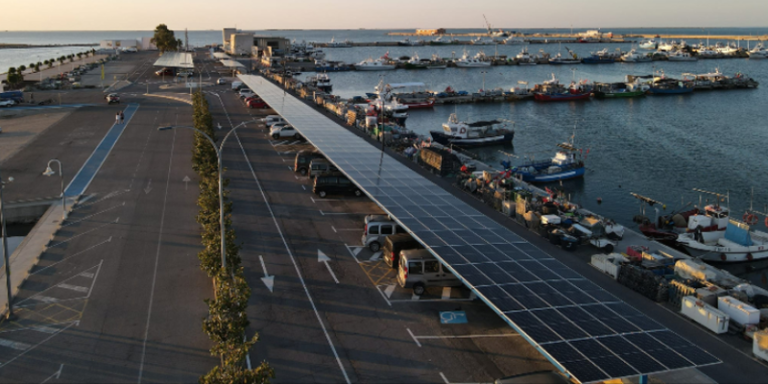 Foto de las marquesinas fotovoltaicas en el Puerto de la Ràpita en Tarragona.