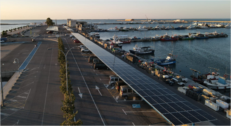 Foto de las marquesinas fotovoltaicas en el Puerto de la Ràpita en Tarragona.