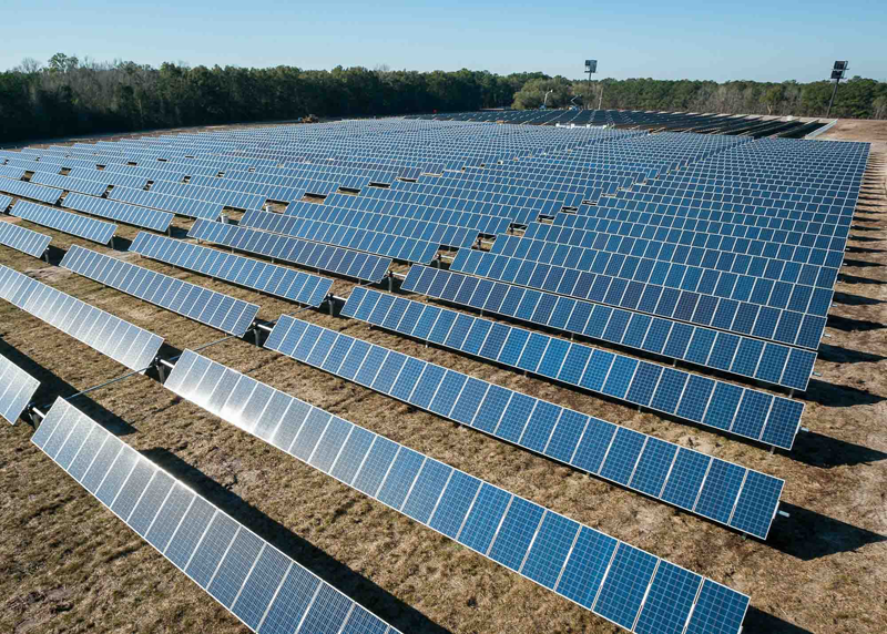 Foto de paneles solares del proyecto Reschool.