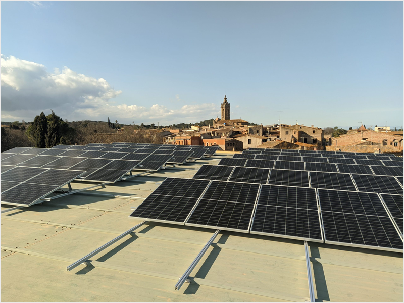 Foto de paneles solares del proyecto Reschool.