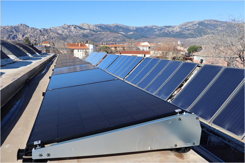 Paneles solares en la cubierta del Complejo Deportivo Prado Real en Soto del Real.