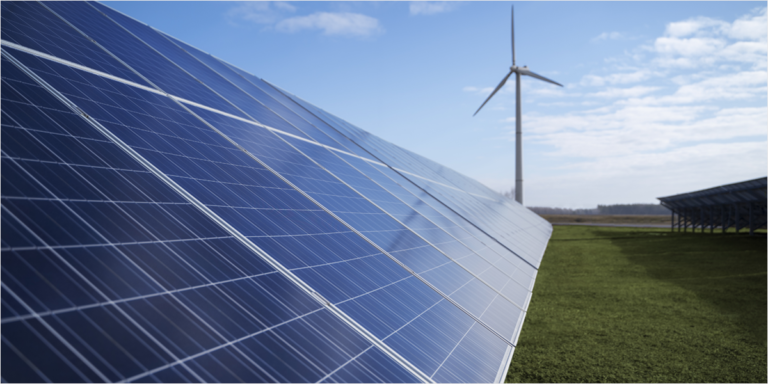 Foto de paneles solares extraída de banco de imágenes.