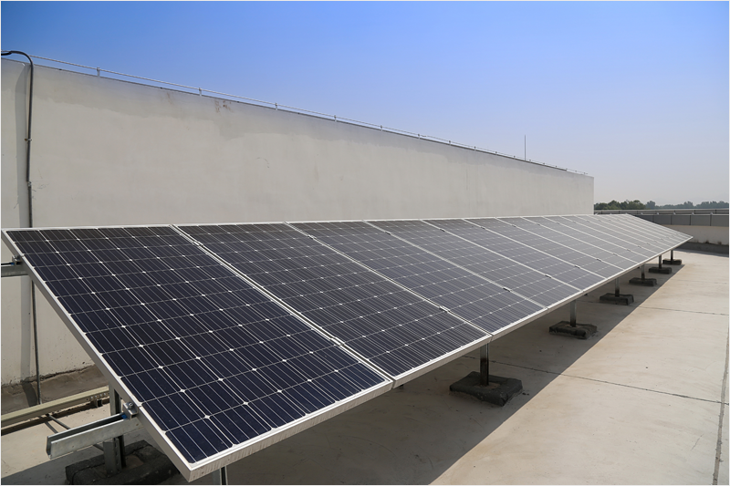 Foto de paneles solares extraída de banco de imágenes.