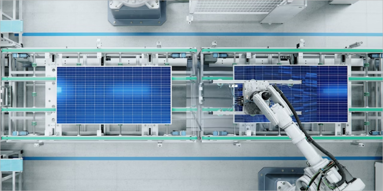 Imagen del proceso mecanizado de fabricación de paneles solares.