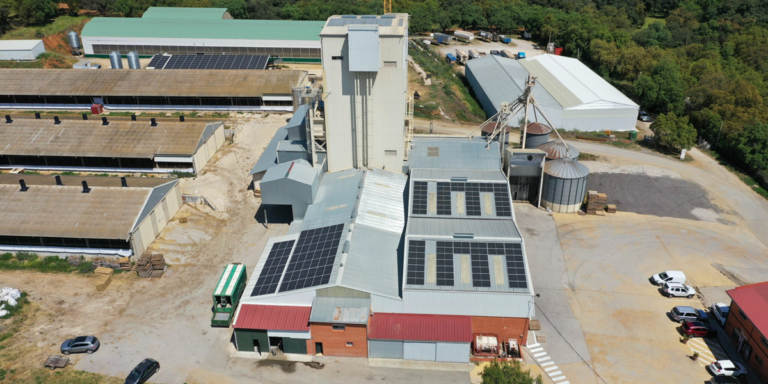 Planta solar fotovoltaica de la fábrica de piensos de CorSevilla en Cazalla de la Sierra, Sevilla.