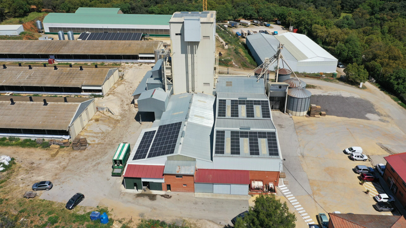 Planta solar fotovoltaica de la fábrica de piensos de CorSevilla en Cazalla de la Sierra, Sevilla.