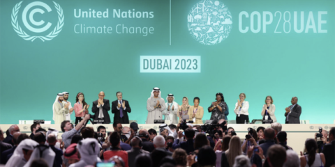 La COP28 cierra con el consenso de triplicar las energías renovables y abandonar los combustibles fósiles