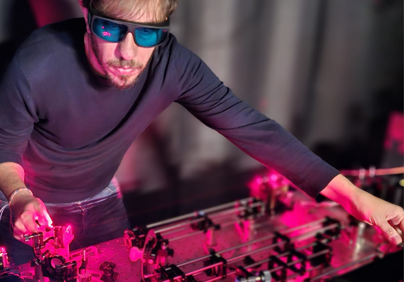 Un investigador realizando pruebas de laboratorio.