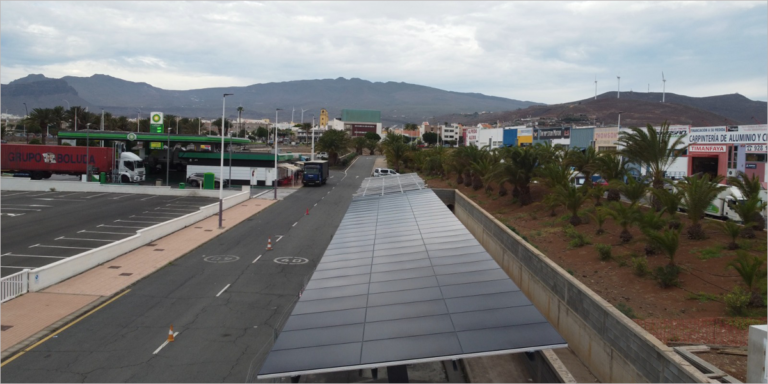 Fotografía de las marquesinas fotovoltaicas de la Zona Industrial de Arinaga, Gran Canaria.