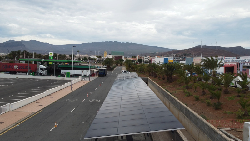 Fotografía de las marquesinas fotovoltaicas de la Zona Industrial de Arinaga, Gran Canaria.