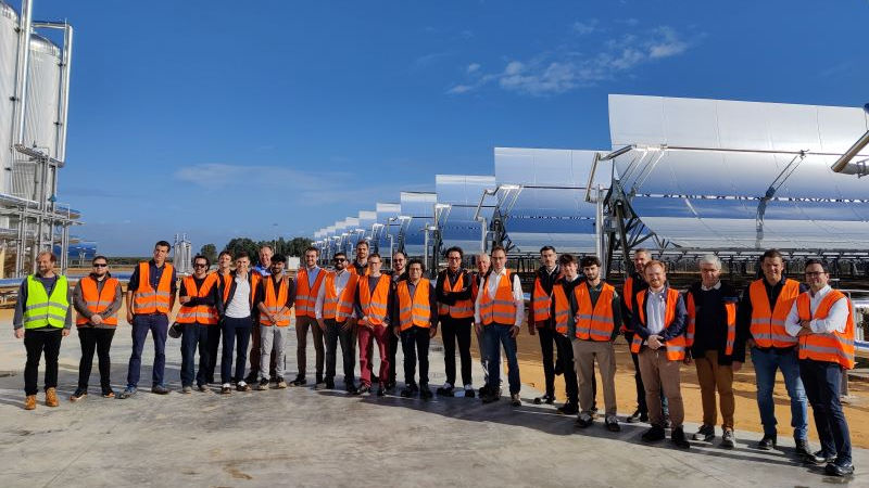 Expertos del Programa de Calefacción y Refrigeración Solar de la Agencia Internacional de la Energía (AIE) visitando las instalaciones de calor industrial de Sevilla.