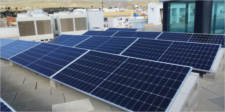 Placas solares en la cubierta de un edificio municipal de Agüimes.