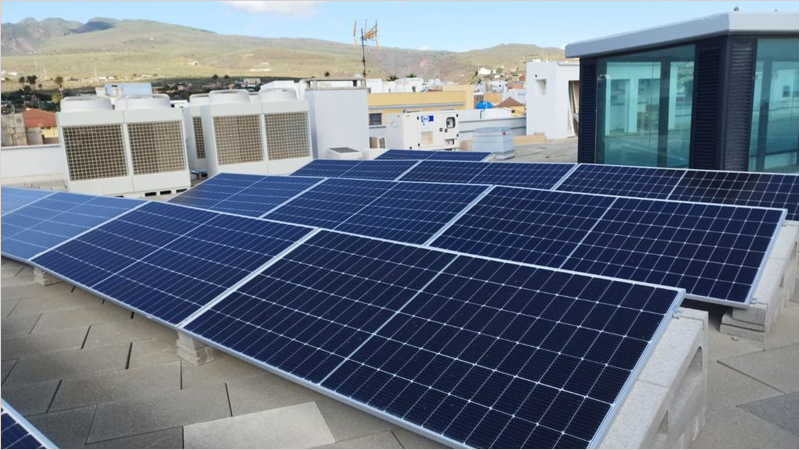 Placas solares en la cubierta de un edificio municipal de Agüimes.