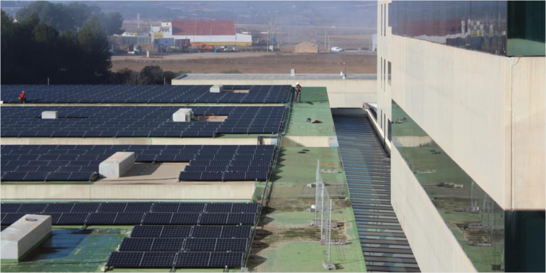 Placas solares en la cubierta del Hospital de Almansa.