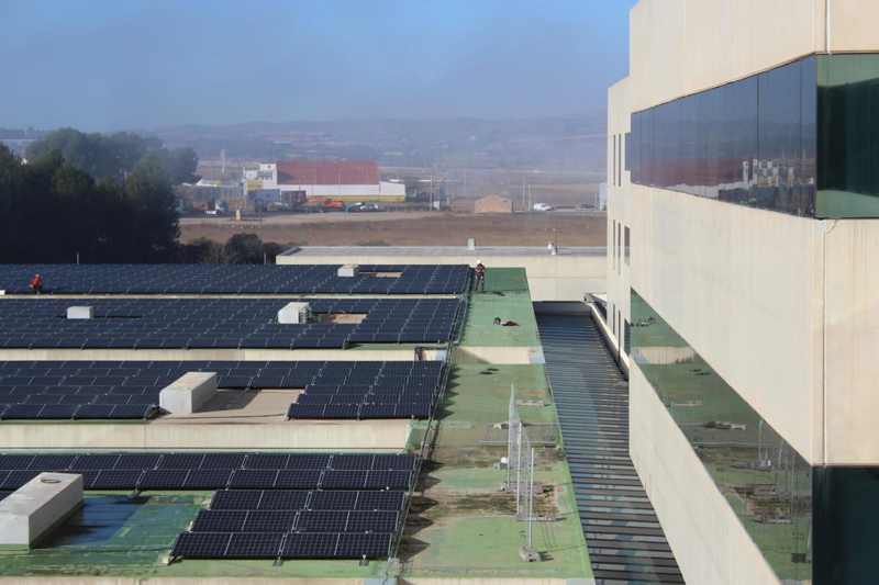 Placas solares en la cubierta del Hospital de Almansa.
