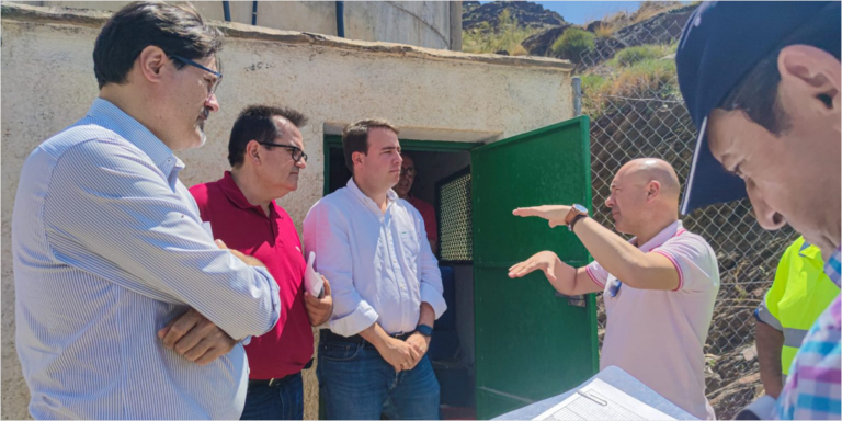 Representantes políticos hablando sobre proyectos de instalación solar.