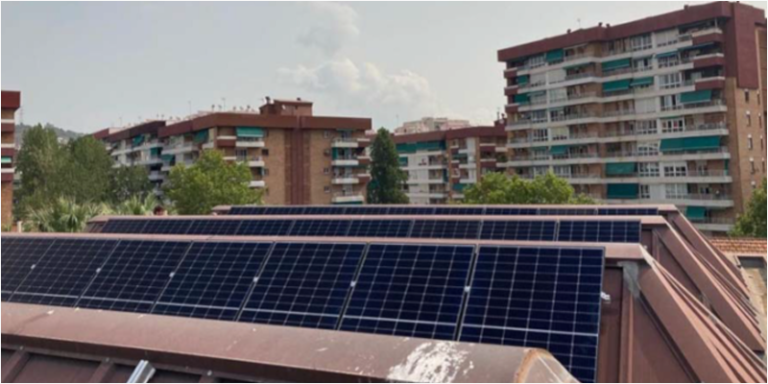 Paneles solares en una cubierta de Barcelona.