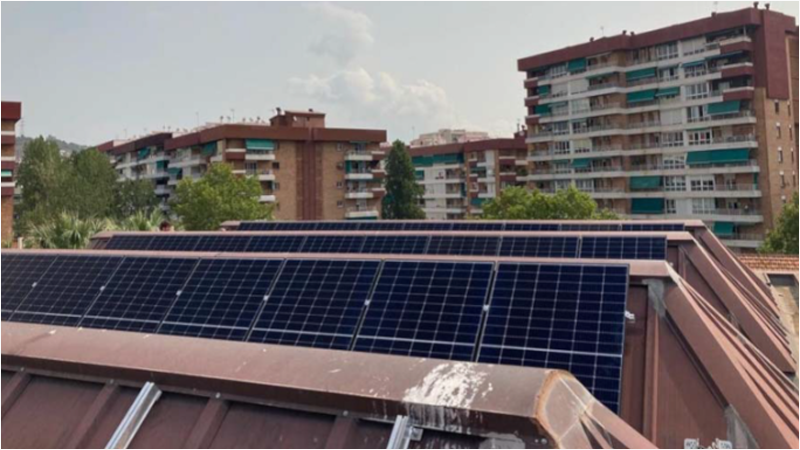 Paneles solares en una cubierta de Barcelona.