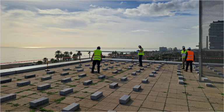 Trabajadores instalando módulos fotovoltaicos en la sede de la Diputación de Málaga.