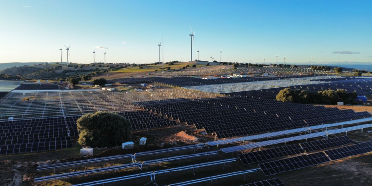 Foto de parque híbrido fotovoltaico y eólico Escepar en Cuenca.