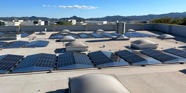 Foto de instalación solar en la sede del Grupo Noria.