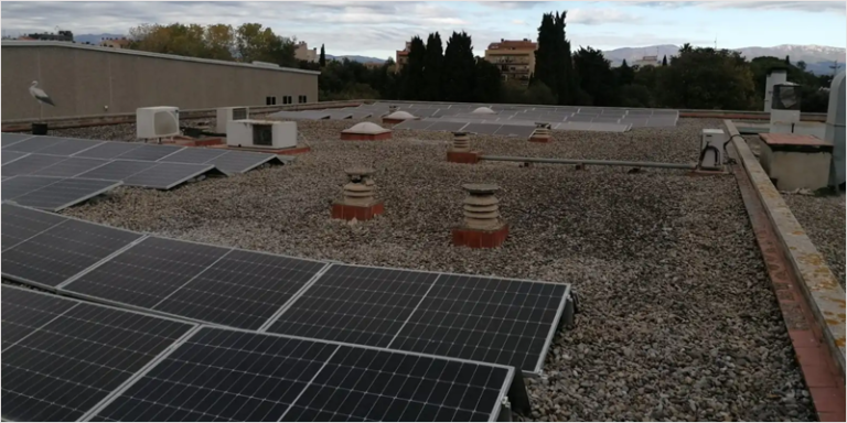 Instalación fotovoltaica en la cubierta del colegio municipal de La Pera.