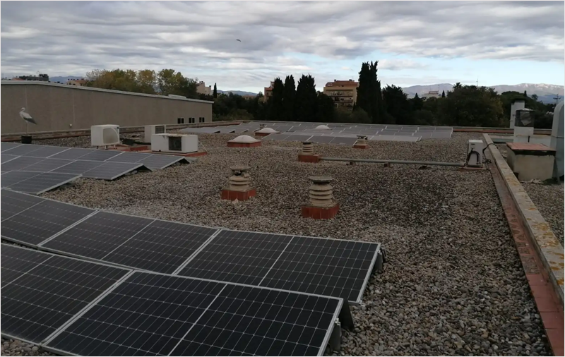 Instalación fotovoltaica en la cubierta del colegio municipal de La Pera.