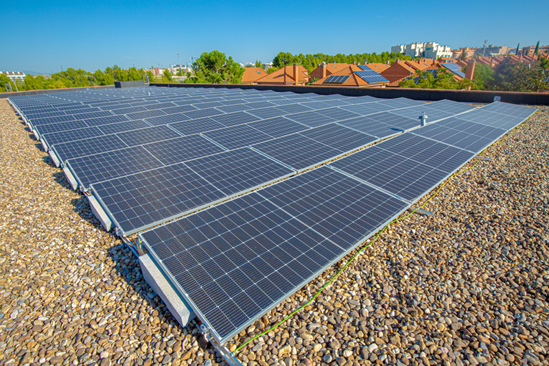 Placas solares en la cubierta del colegio Rafael Alberti de Rivas Vaciamadrid.