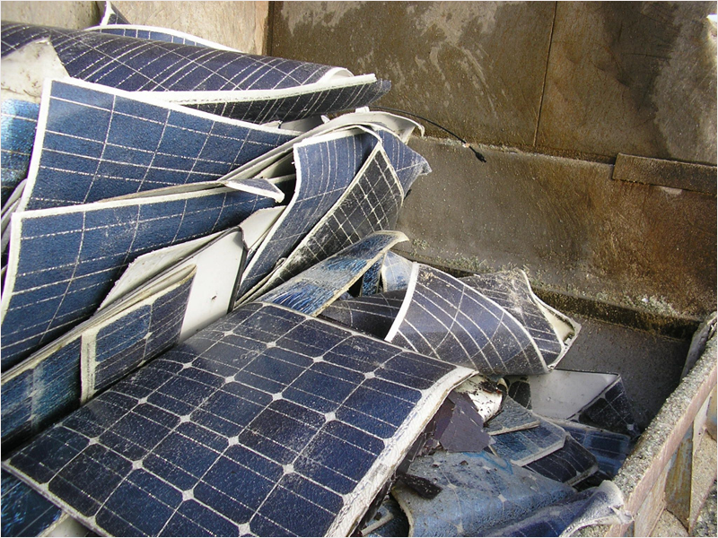 Foto de paneles solares desechados.