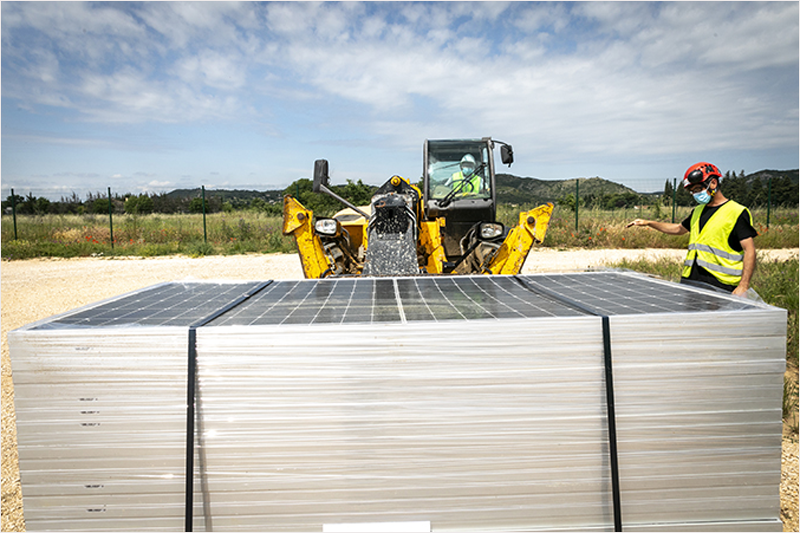 Foto de paneles solares siendo apilados.