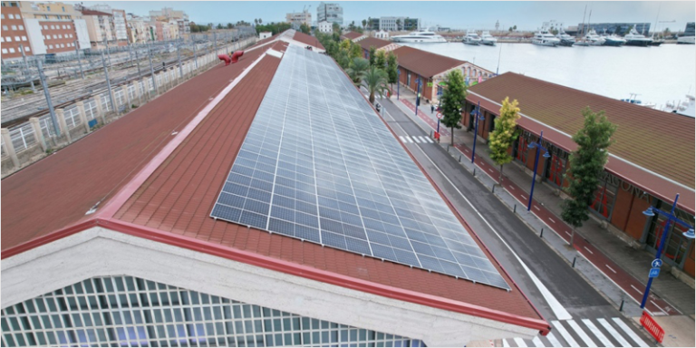 Paneles solares en el Refugio 1 del Muelle de Costa del Puerto de Tarragona.