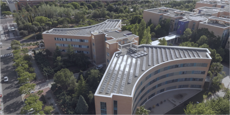 Cubiertas con paneles solares en los edificios de la Universitat Jaume I de Valencia.