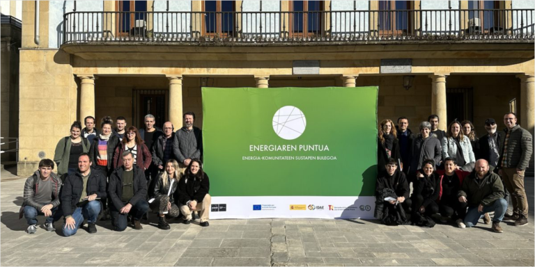 Representantes de Debagoiena 2023 y de comunidades energéticas en la inauguración de la oficina Energiaren Puntua.