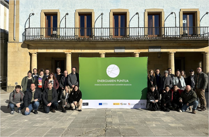 Representantes de Debagoiena 2023 y de comunidades energéticas en la inauguración de la oficina Energiaren Puntua.