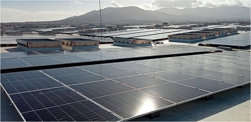 Paneles solares en cubierta de la sede de Mayoral en Málaga.