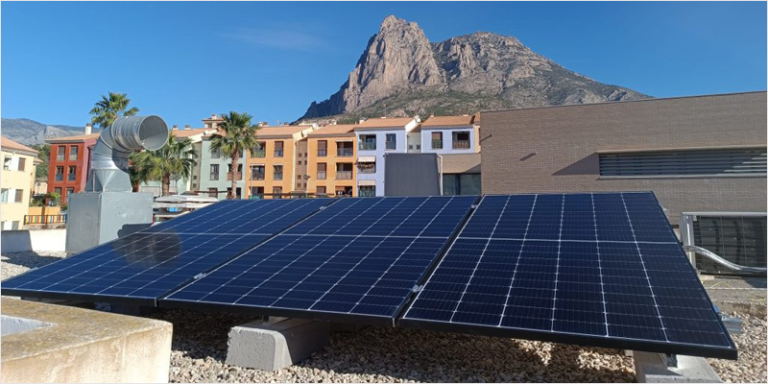 Paneles solares en la escula municipal infantil Emufi de Finestrat.