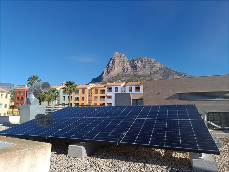Paneles solares en la escula municipal infantil Emufi de Finestrat.