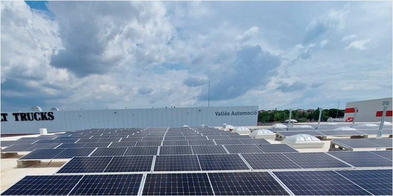 Paneles solares en la cubierta de un concesionario de Moventia.