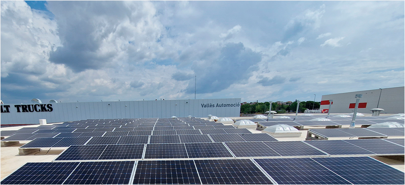 Paneles solares en la cubierta de un concesionario de Moventia.