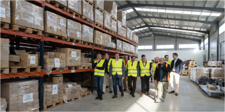 Visita de la Junta de Andalucí a una planta de reciclaje de módulos fotovoltaicos en Jérez del Marquesado.