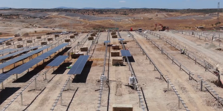 Construcción de una nueva planta fotovoltaica en Castilla y León.