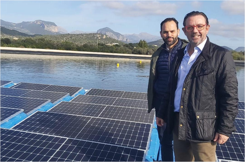 Representantes institucionales inaugurando instalación fotovoltaica flotante en Mallorca.