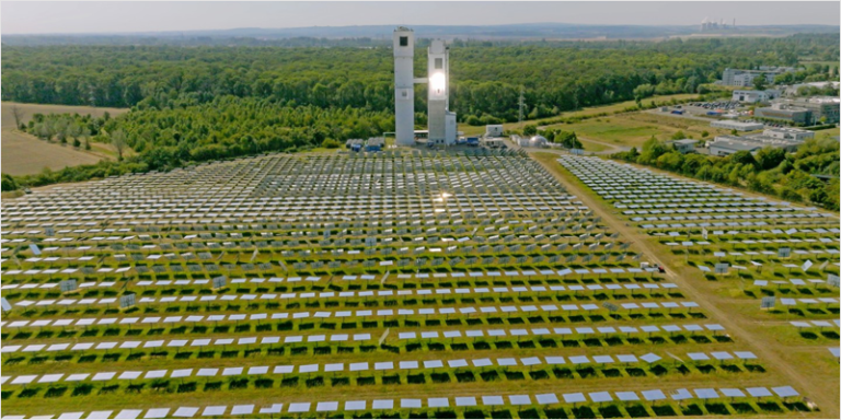 Torre solar y el campo de espejos del Centro Aeroespacial Alemán DLR en Jülich.