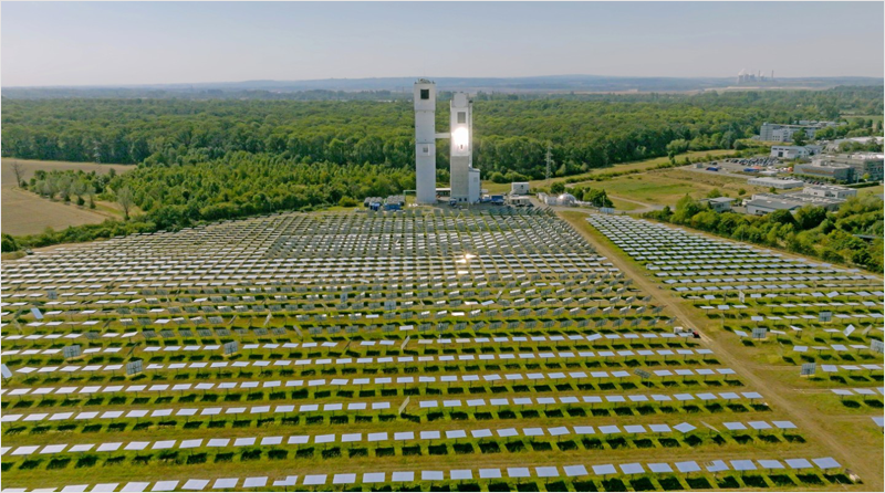 Torre solar y el campo de espejos del Centro Aeroespacial Alemán DLR en Jülich.