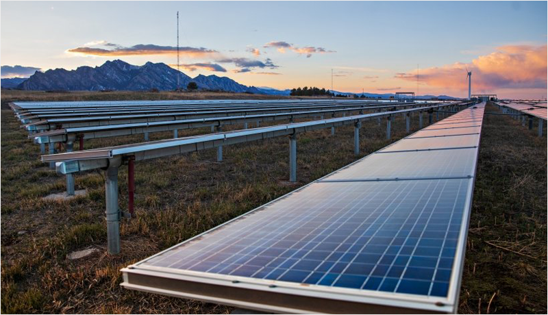 Instalación fotovoltaica en las montañas del Laboratorio Nacional de Energía Renovable (NREL) en Colorado.